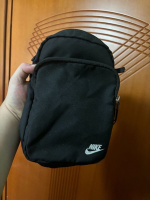 Τσαντάκι Nike μεταχειρισμένο, μαύρο σε καλή κατάσταση