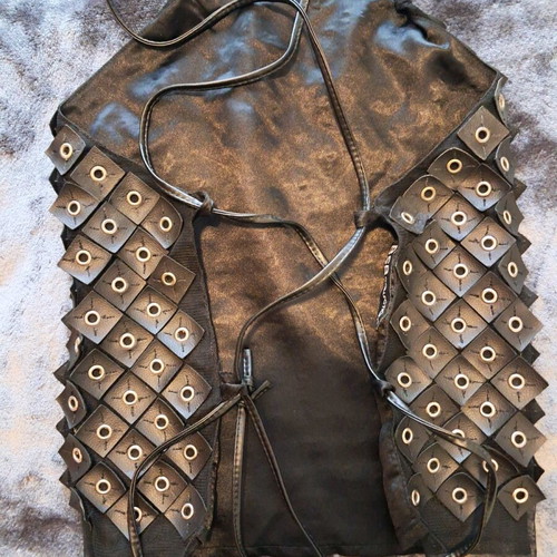 BSB leather top like new, backless with adjustable cords