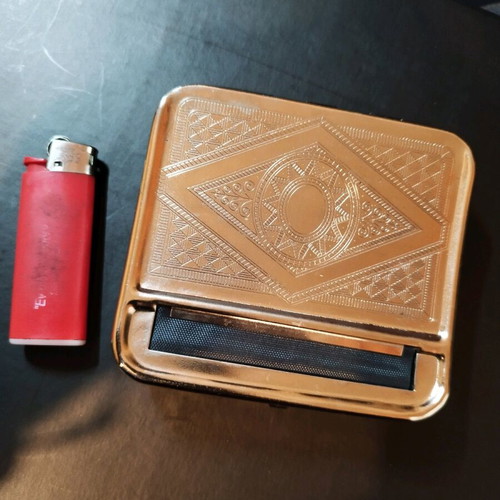 Tobacco case new with cigarette rolling mechanism