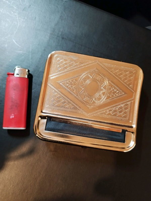 Tobacco case new with cigarette rolling mechanism