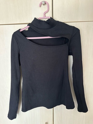 Peace and Chaos rib top with chest cutout, size m/l, like new, black