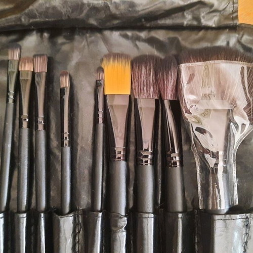 Makeup brush set like new, 16 pieces with case