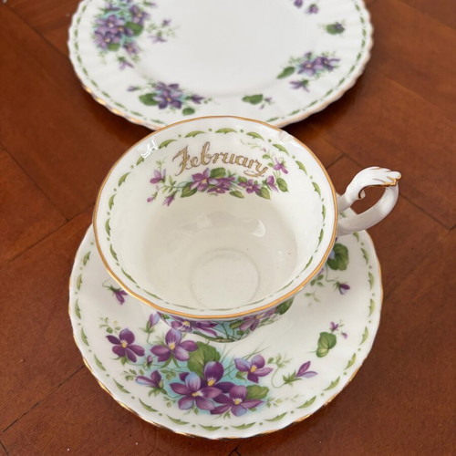 Royal Albert February trios collectible like new, 21 cm plate