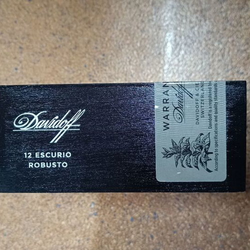 Collectible Davidoff Robusto Escurio box made of hardwood like new