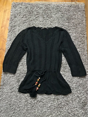 Knitted women's top used with V-neck and beaded belt