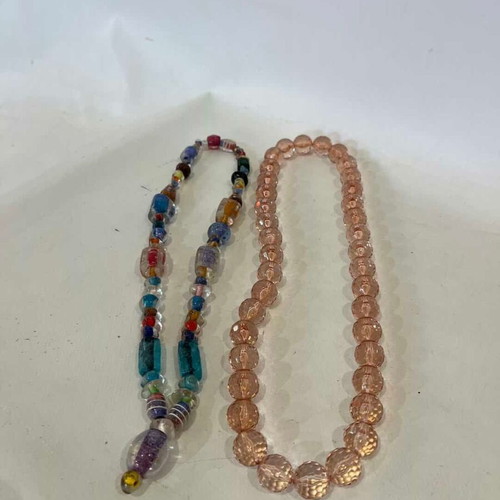 Set of 2 vintage women's necklaces with multicolored and pink beads, 32cm
