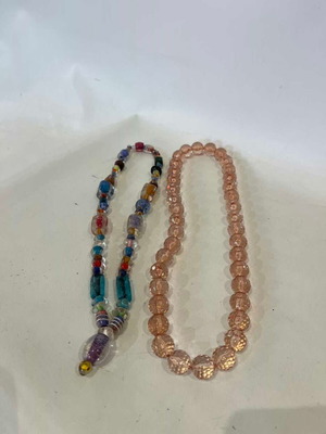 Set of 2 vintage women's necklaces with multicolored and pink beads, 32cm