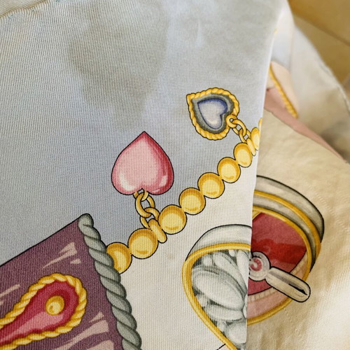 Gucci vintage silk scarf 90x90 with romantic multicolor motif used