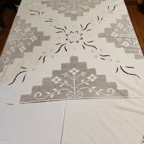 Handmade tablecloth 170 cm diameter like new