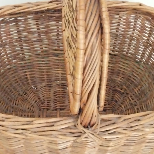 Vintage wicker picnic basket with double butterfly lid like new