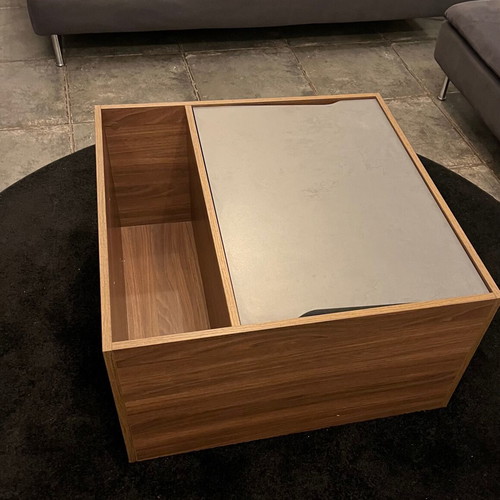 Living room coffee table like new with chessboard