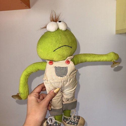 Plush frog like new, sticks to window