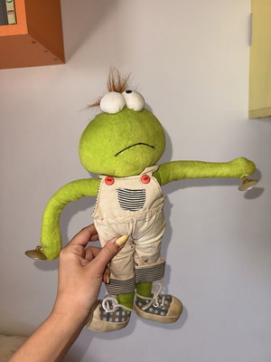Plush frog like new, sticks to window