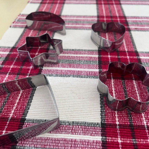 Cookie cutters set of 6 like new