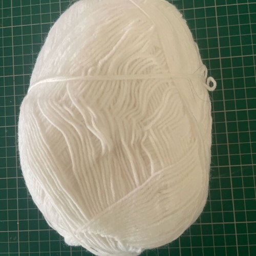 White yarn pack of 3 balls, like new, 500 gr total