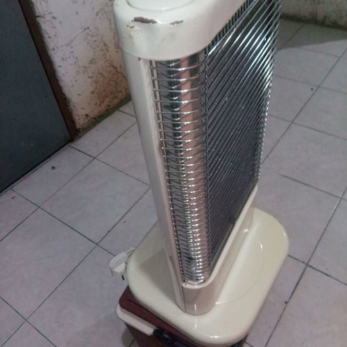 Halogen space heater used with 3 lamps 1,200W rotating
