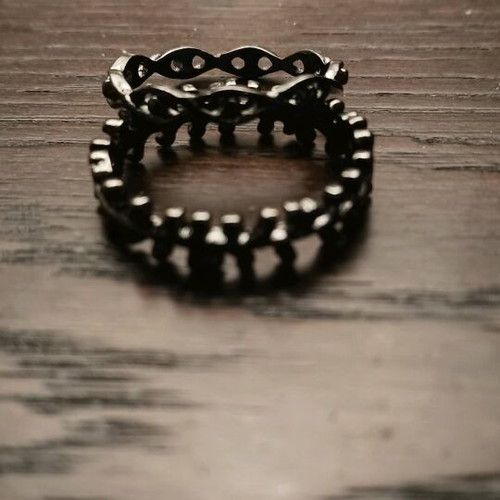 Set of 2 rings new black and silver