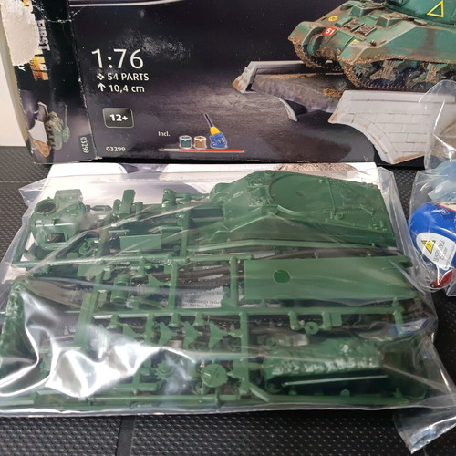 Sherman Firefly 1:76 tank model new from Revell