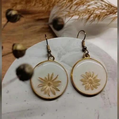Handmade earrings with dried flowers and stainless steel hooks, new, white