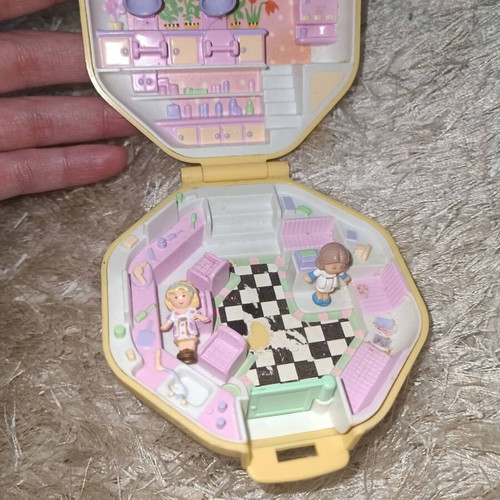 Polly Pocket 1990 toy in very good condition