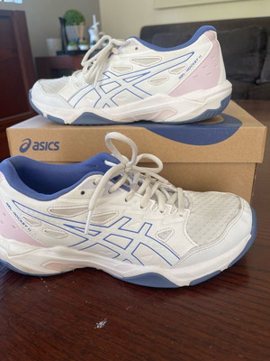 Αθλητικά παπούτσια Asics μεταχειρισμένα, μέγεθος 36, λευκά