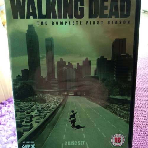 The Walking Dead DVD complete first season like new with English subtitles