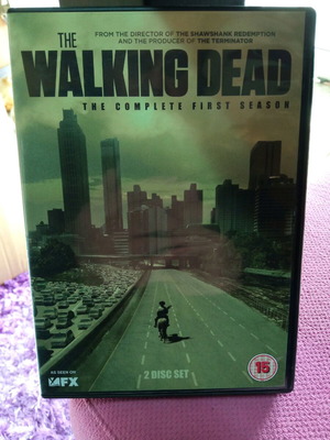The Walking Dead DVD complete first season like new with English subtitles