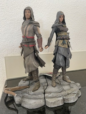 Assassin's Creed Maria & Aguilar figures