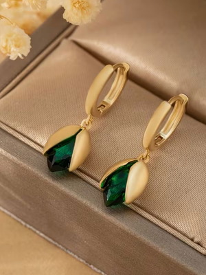 Earrings with green stone and gold base new