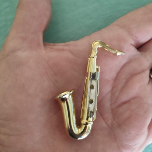 Vintage tie pin/brooch 1992 with gold saxophone like new