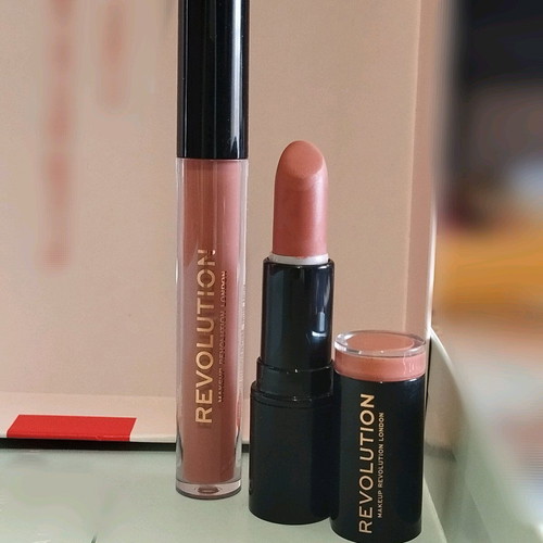 Revolution set Adore like new (Lipstick+Lipgloss)