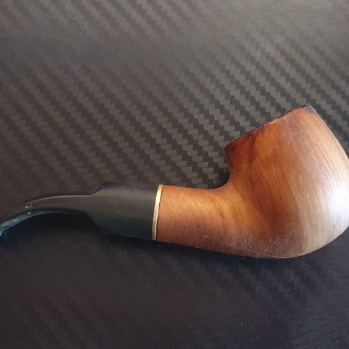 Mignon Olivo De Luxe Smoking Pipe used with cleaning and maintenance accessories