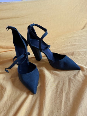 Cypress velour pumps unused, size 39