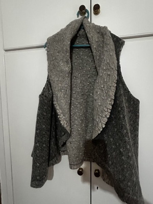 Grey embossed sleeveless cardigan waterfall style, like new, one size L-XXL