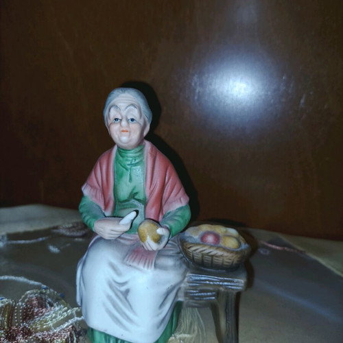 Vintage decorative figurine like new