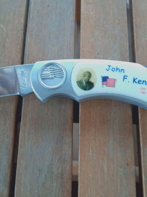 Collectible case with 5 knives tribute to US presidents like new