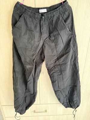 Black parachute pants with elastic
