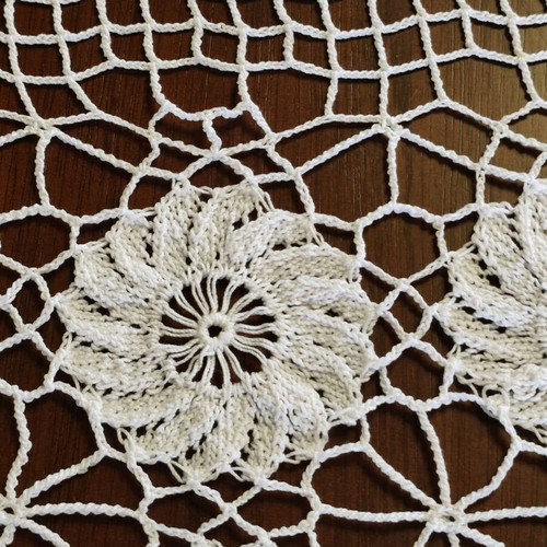 Knitted tablecloth 140 centimeters like new