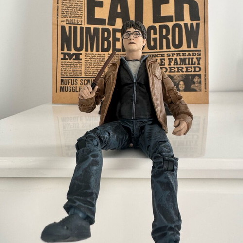 Harry Potter figure like new with base and wand
