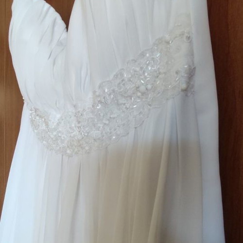 Wedding dress like new for petite brides, white with veil