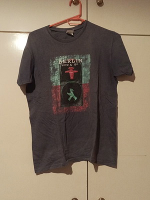 Makwo blue t-shirt with Berlin print used, small