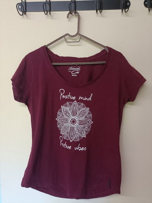 Admiral t-shirt used, size large, 100% cotton, burgundy with white flower