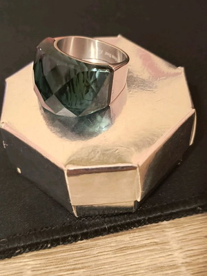 Steel ring used with green glass