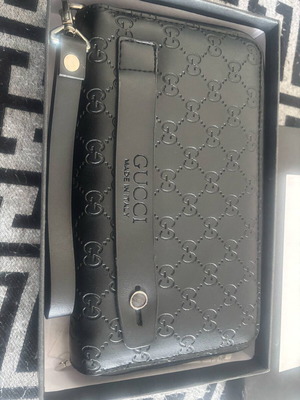 Продава се голям портфейл Gucci