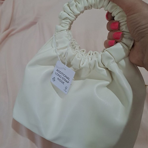 White faux leather bag with gold chain, new, hand and shoulder