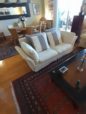 Two-seater sofa with removable fabric and four back cushions