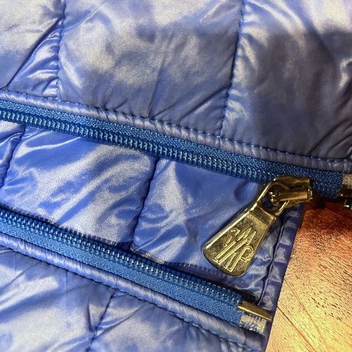 Sleeveless jacket like new with hood blue