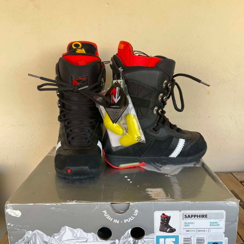 Burton Sapphire Women's Snowboard Boots new, size US 8, black/red