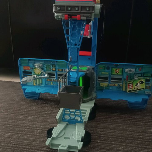 Ben 10 Headquarters like new three-story playset