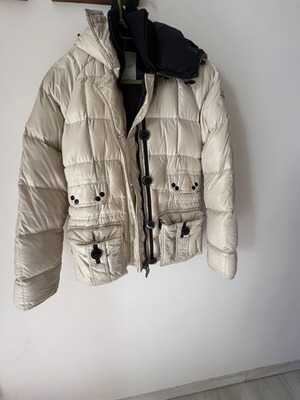 Γυναικείο κρεμ μπουφάν Moncler με μαύρες λεπτομέρειες